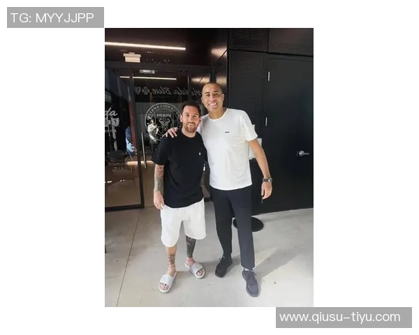 特雷泽盖与梅西同框合影致敬足球历史无可争议的第一人梅西